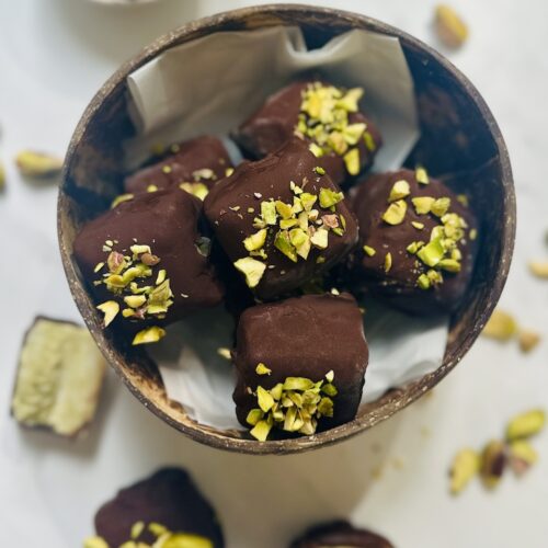 frozen yoghurt bites with pistachio and dark chocolate